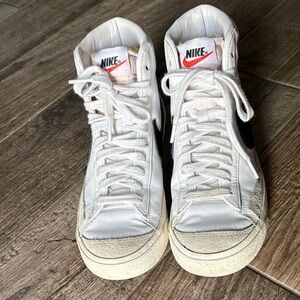 Nike Blazer Mid ‘77 women’s sneakers